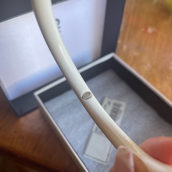 Chanel white plastic bangle - Picture 14 of 16